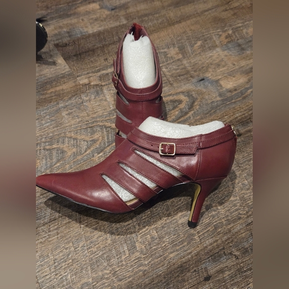 Bella Vita Dylan' Cutout Pointy Toe Bootie - Picture 3 of 9